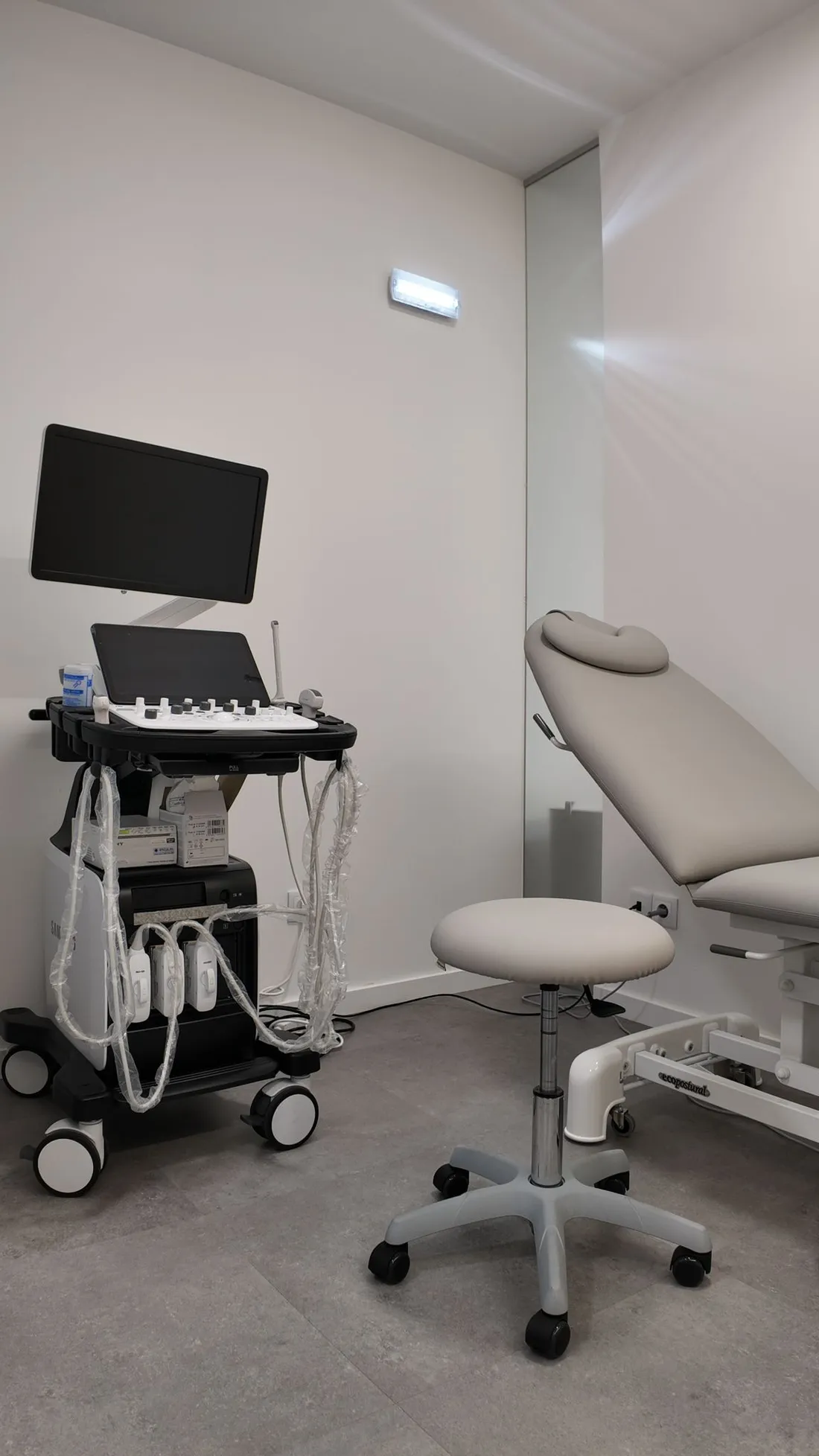 Gabinete equipado com ecógrafo da Clínica Almada Care.